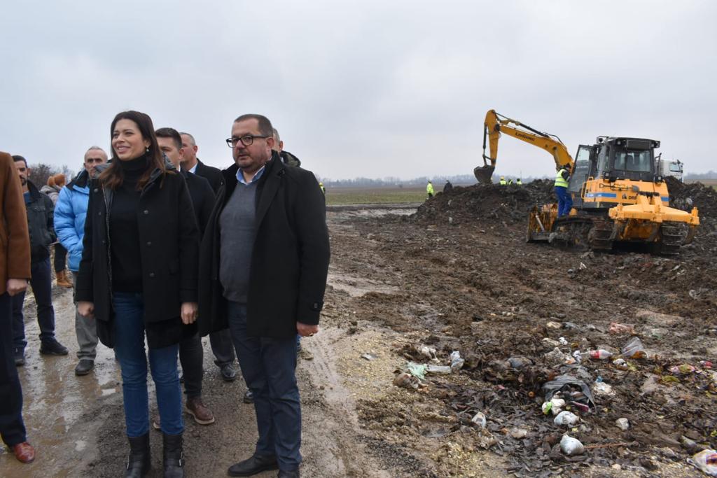 ​Vujović u Bogatiću: Na mestu deponije biće zelena površina, radićemo još brže za kvalitetniji život građana [Kliknite i povucite da bi pomerali] ​